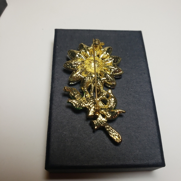 Rhinestone Flower Brooch - Picture 4 of 6